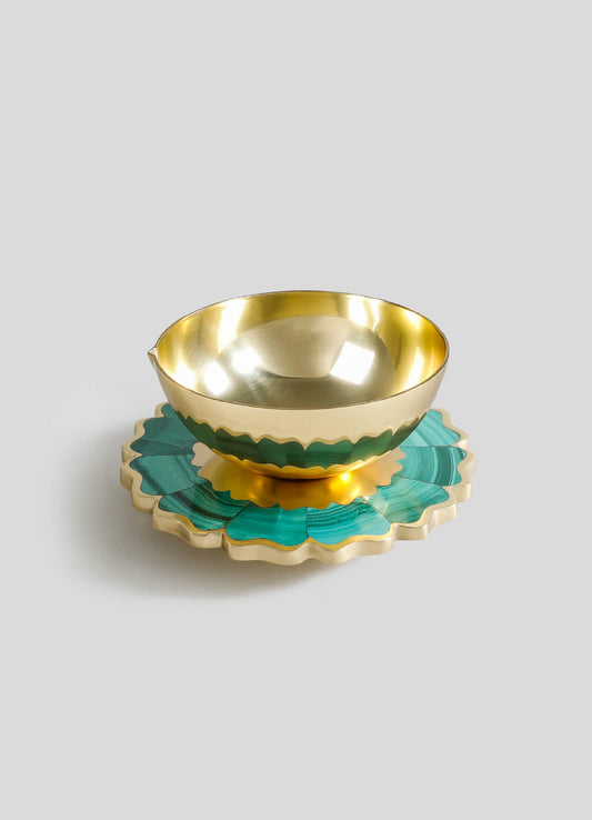 A decorative bowl with a polished gold interior and a green and black scalloped exterior, placed on a matching green and gold scalloped tray. The set has a contemporary style with a glossy finish and bold color contrasts.