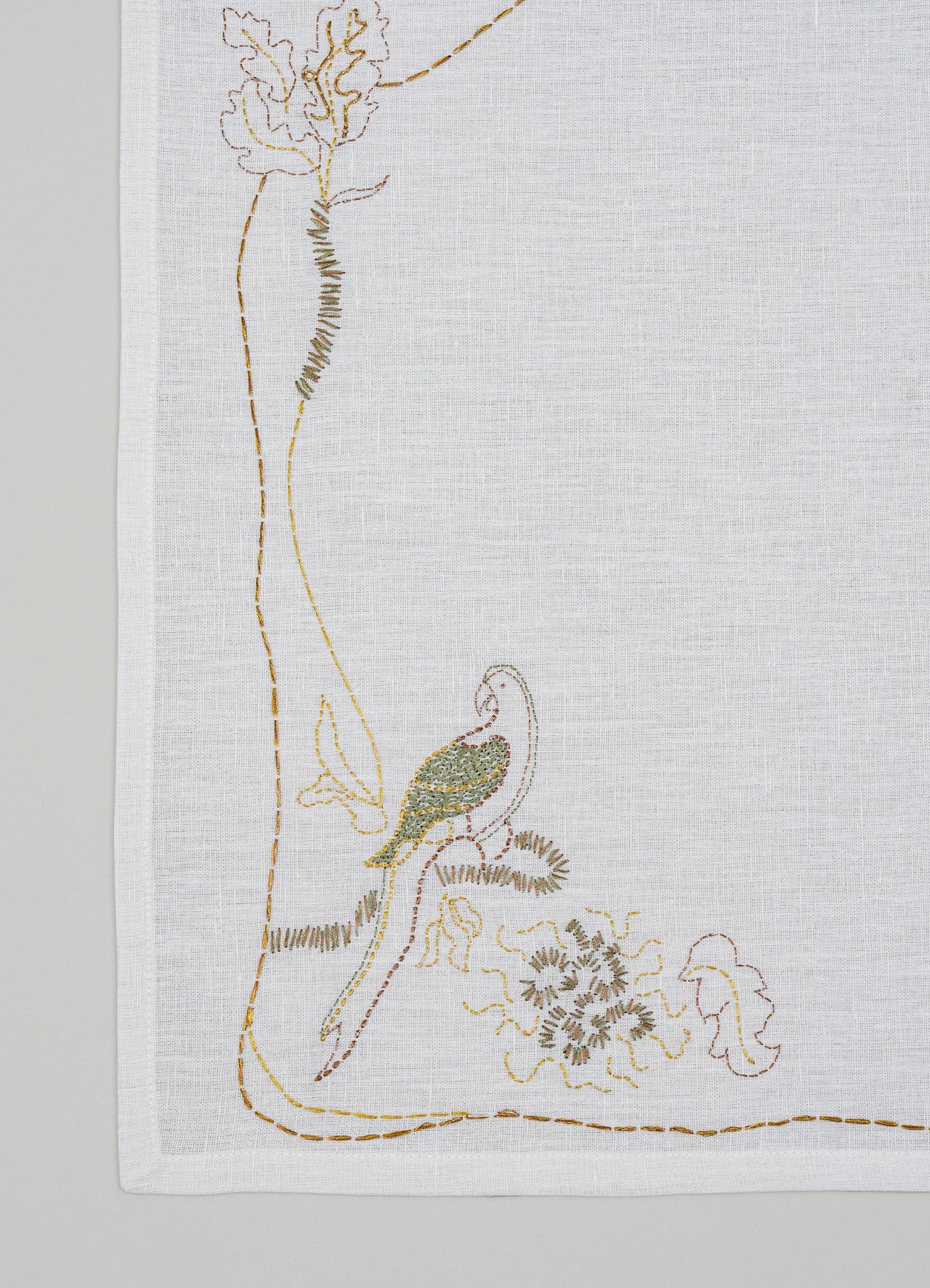 luxury white & goldplacemats on table viya