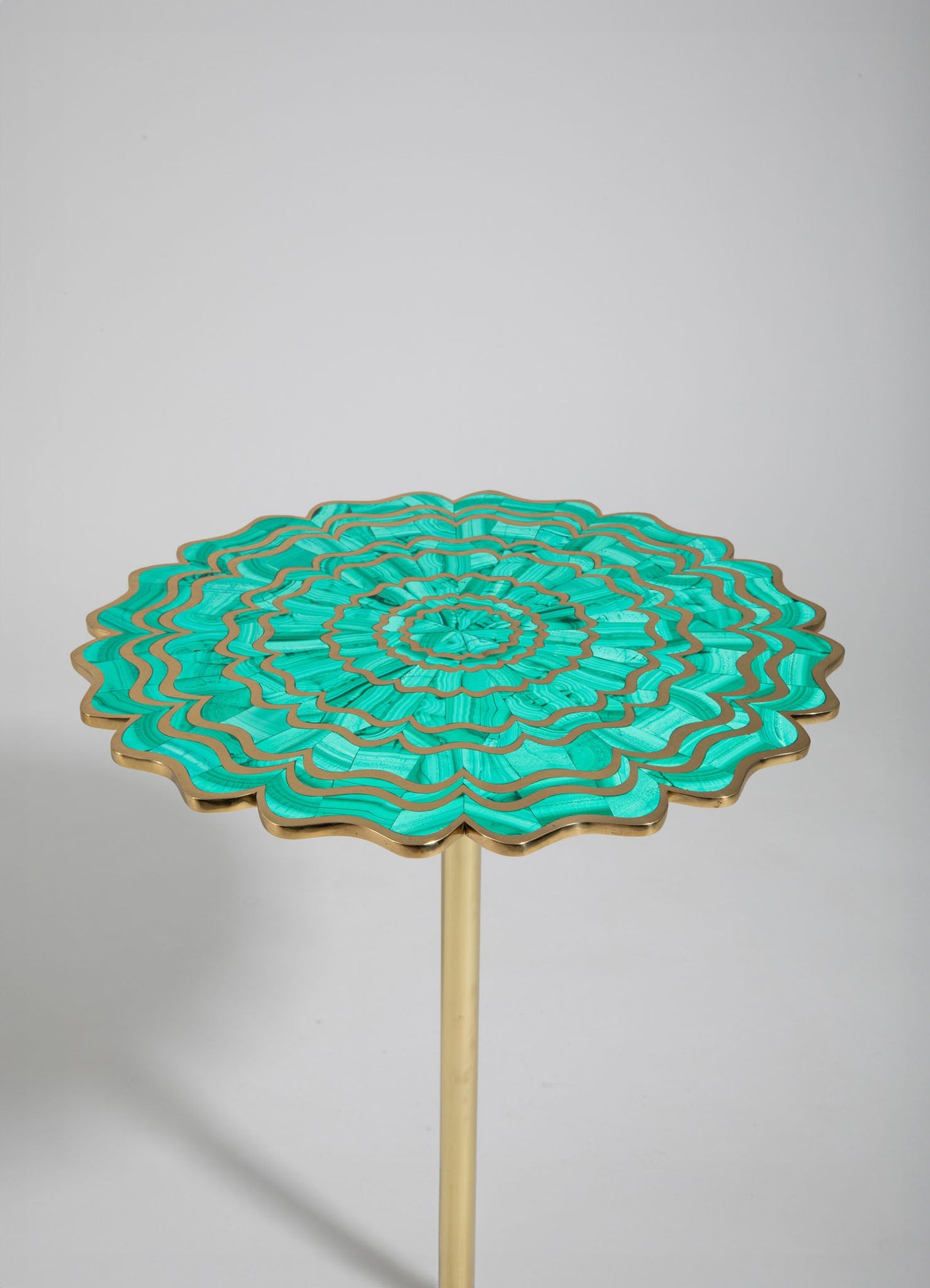 طاولة جانبية صغيرة من Mystical Marigold