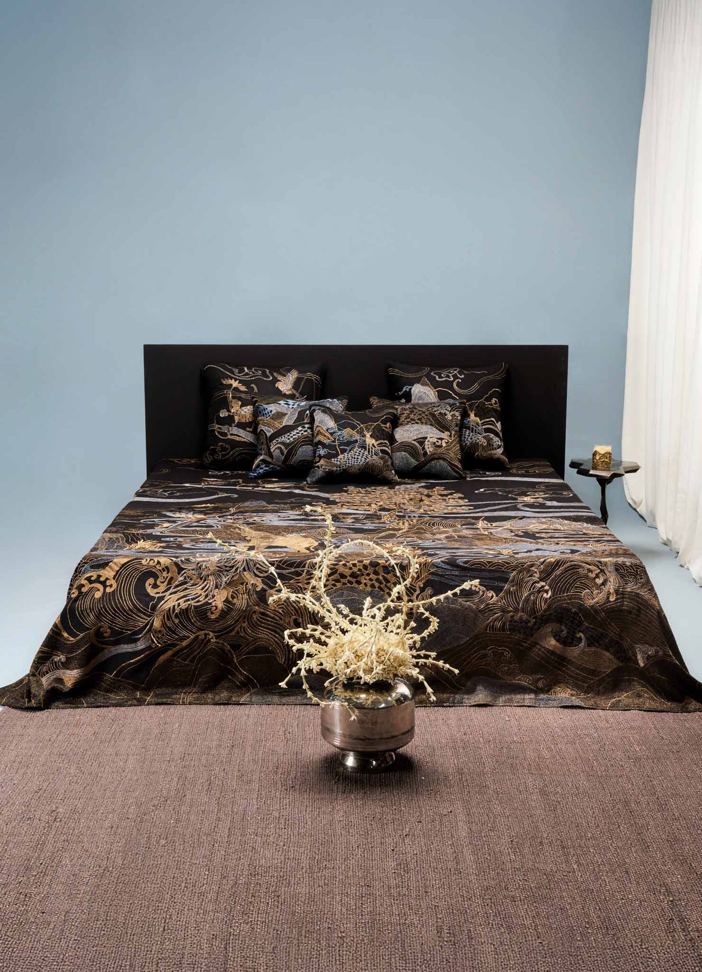 Cubrecama bordado Dreamscape en negro y dorado