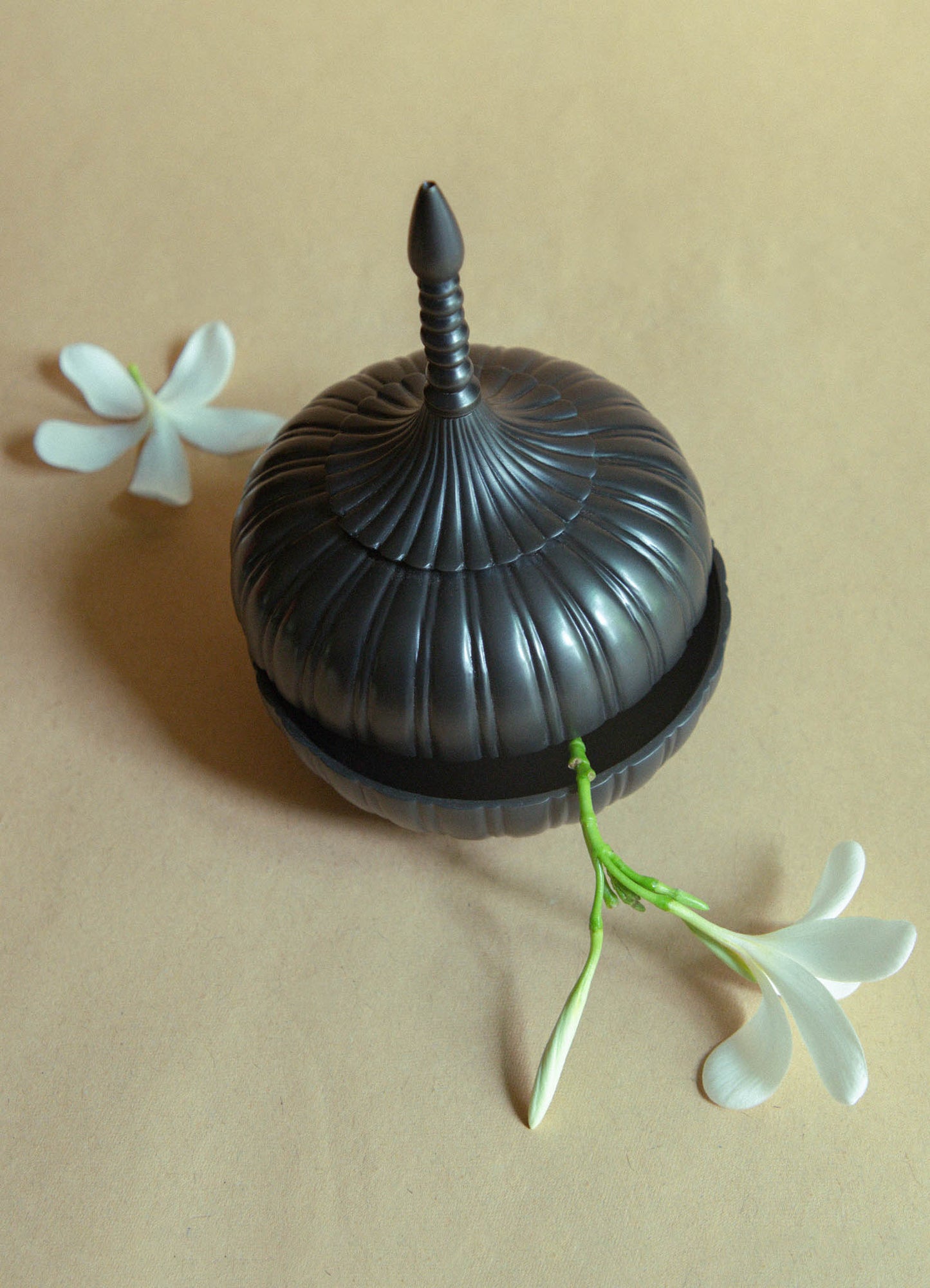 وعاء ذهبي برونزي عالي القمة